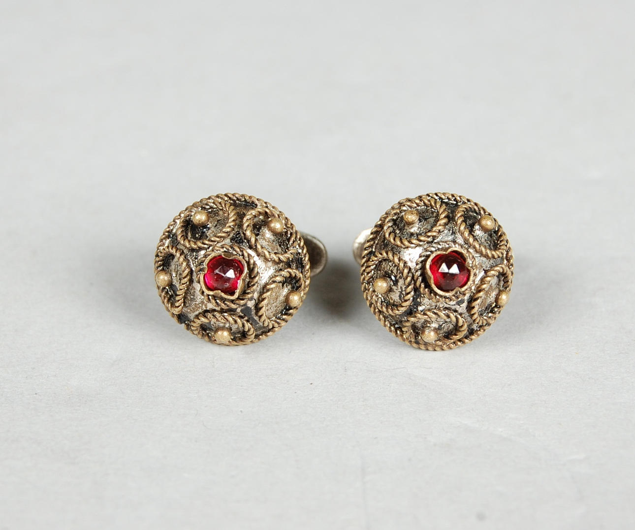 MANSCHETTKNAPPAR, filigran, 1800-tal, till häradsdräkt.