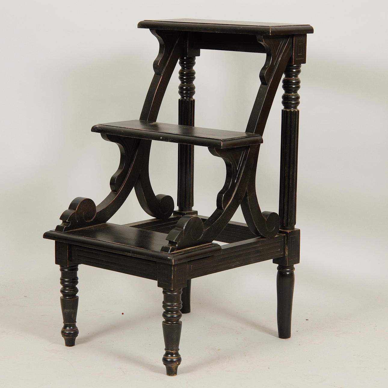 BIBLIOTEKSSTEGE, viktoriansk stil, svartmålad, samtida.