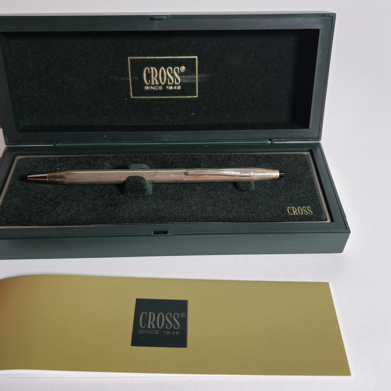 BOLÍGRAFO CROSS EN PLATA CON ESTUCHE.
