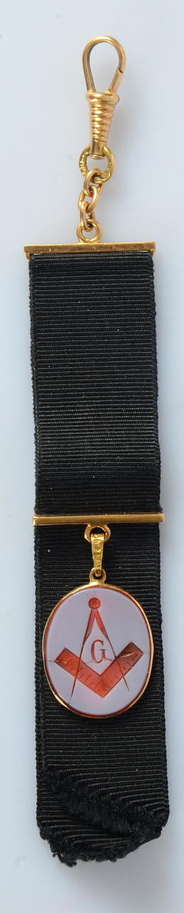 FICKURSCHATELAINE, Karneol med frimuraremblem, 18K.
