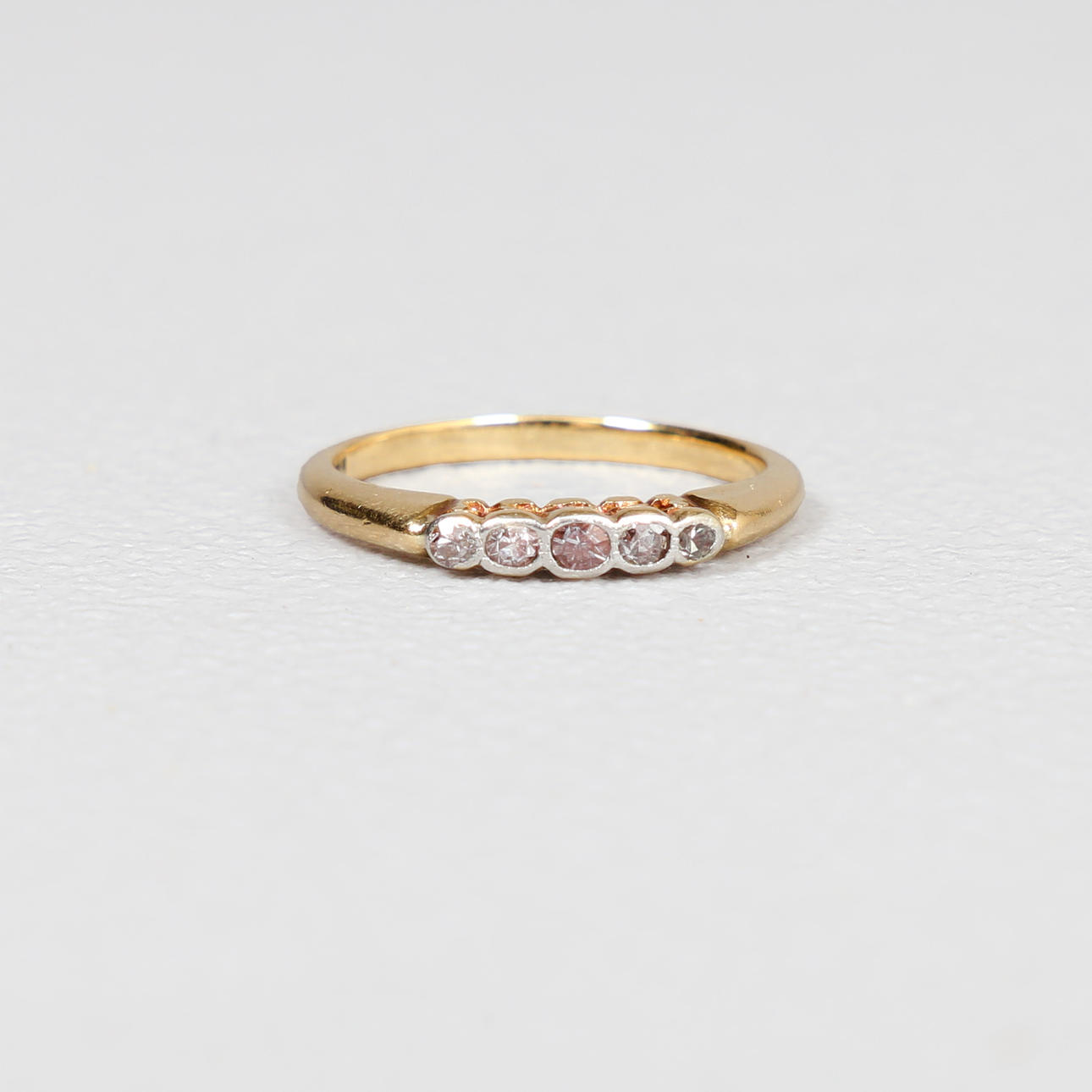 AN 18 CARAT GOLD AND DIAMOND RING.