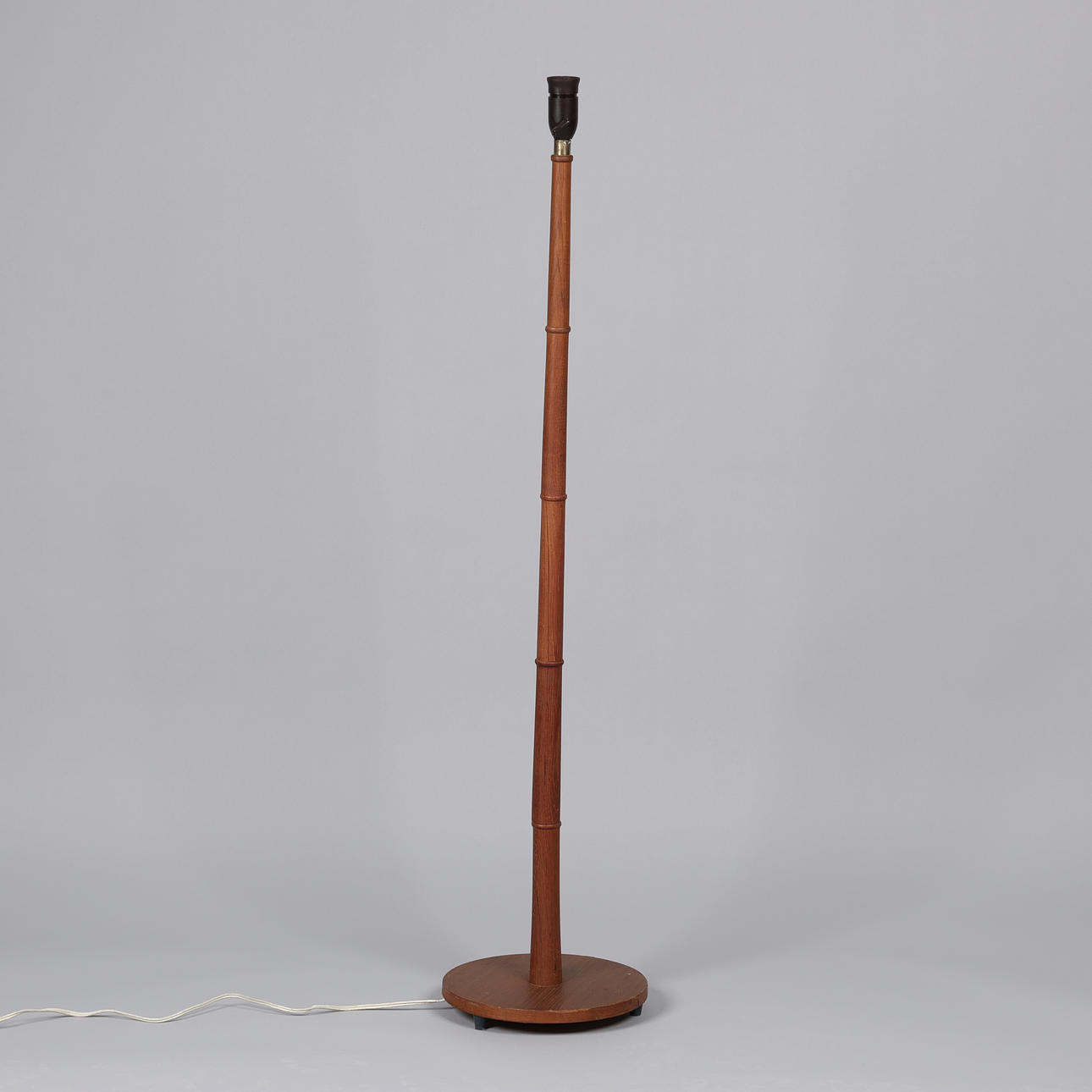 DANSK DESIGN. Standerlampe af teak og messing, Danmark.