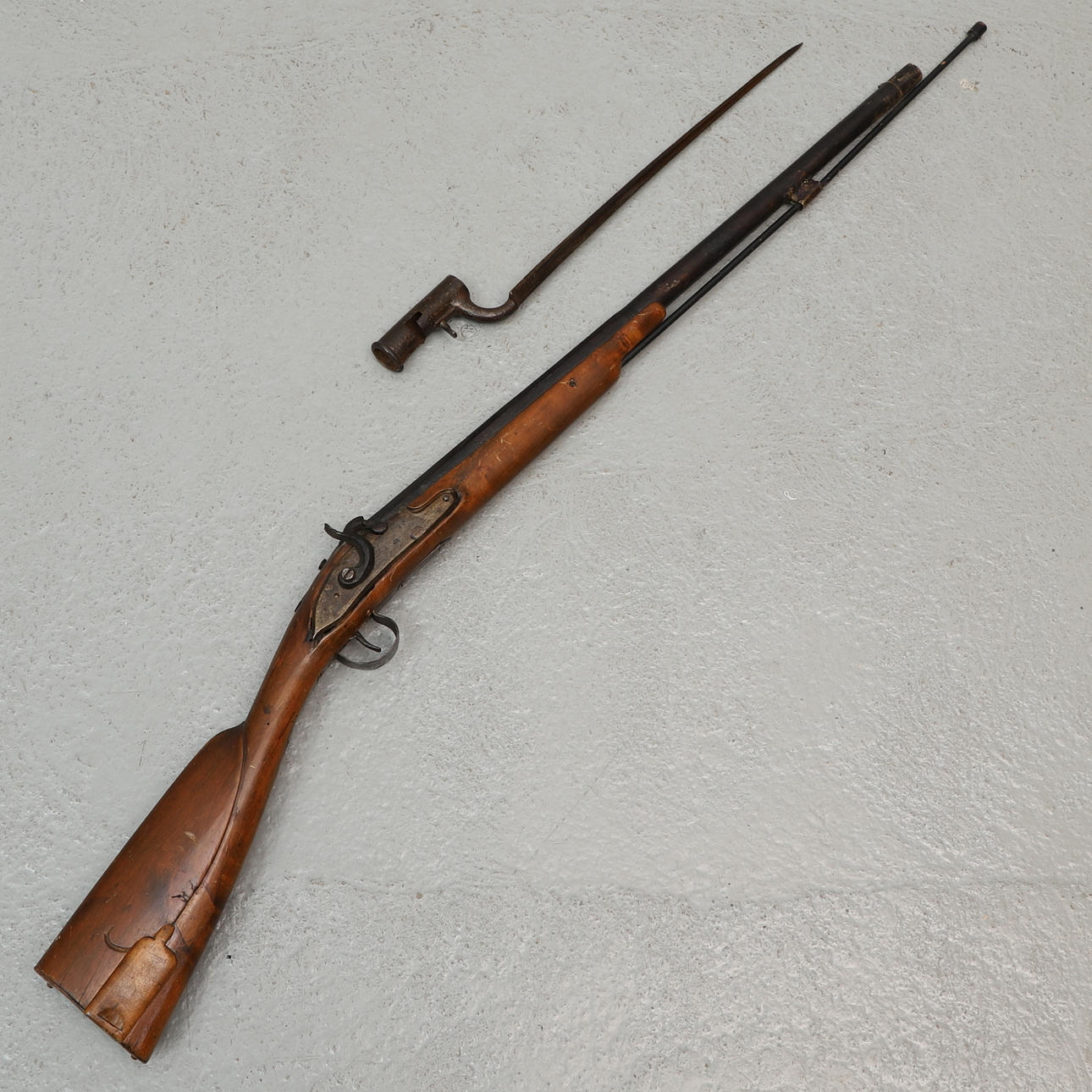 FLINT LOCK RIFLE, converted from flintlock rifle, with bayonet, 1700 ...