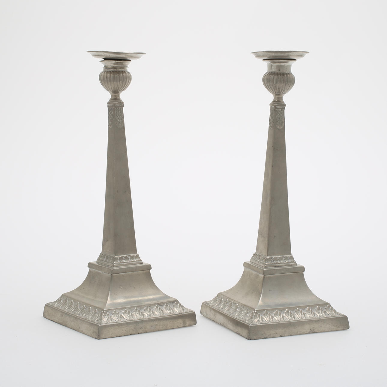 LJUSSTAKAR, ett par, tenn, Nils Justelius, Eksjö, sengustavianska/empire, 1822.