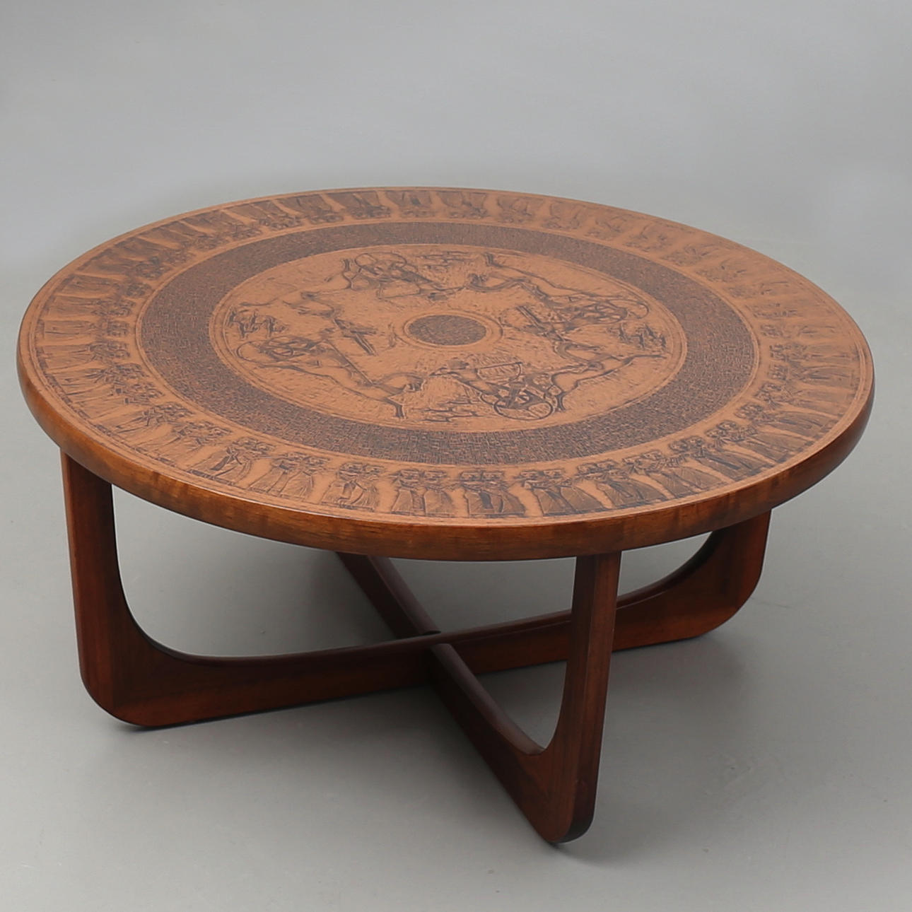 SOFFBORD i valnöt med kopparimiterad skiva. Sverige 1900-talets andra hälft.