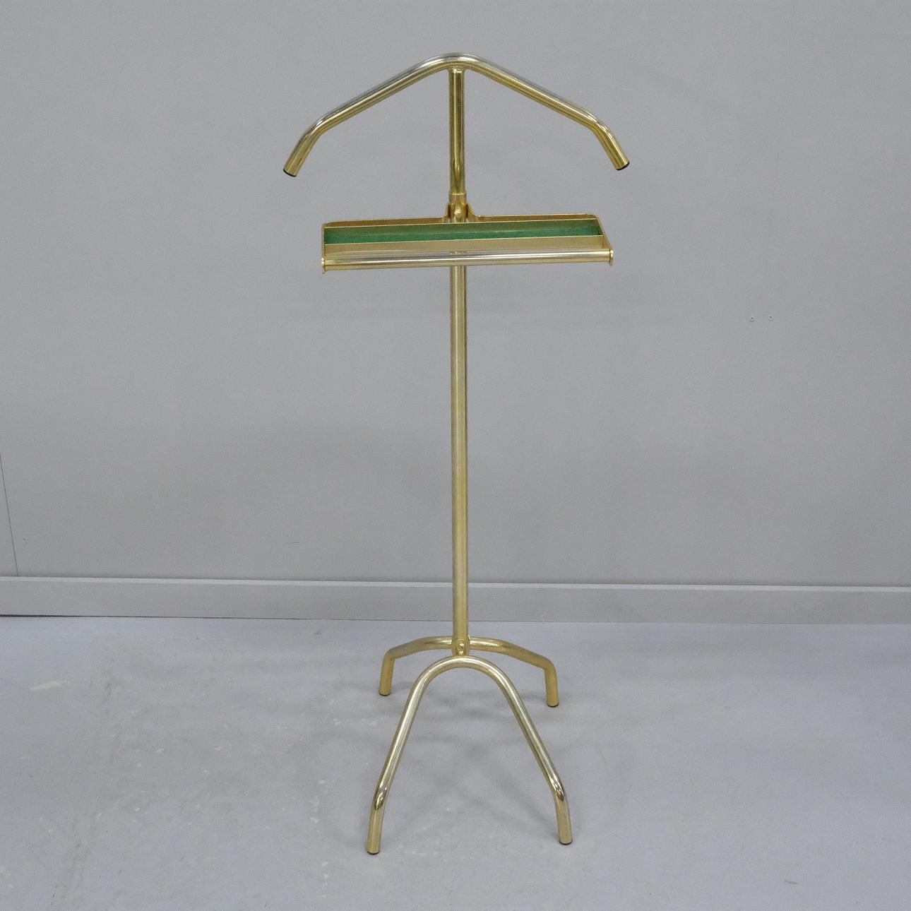 HERRBETJÄNT, MÄSSING.