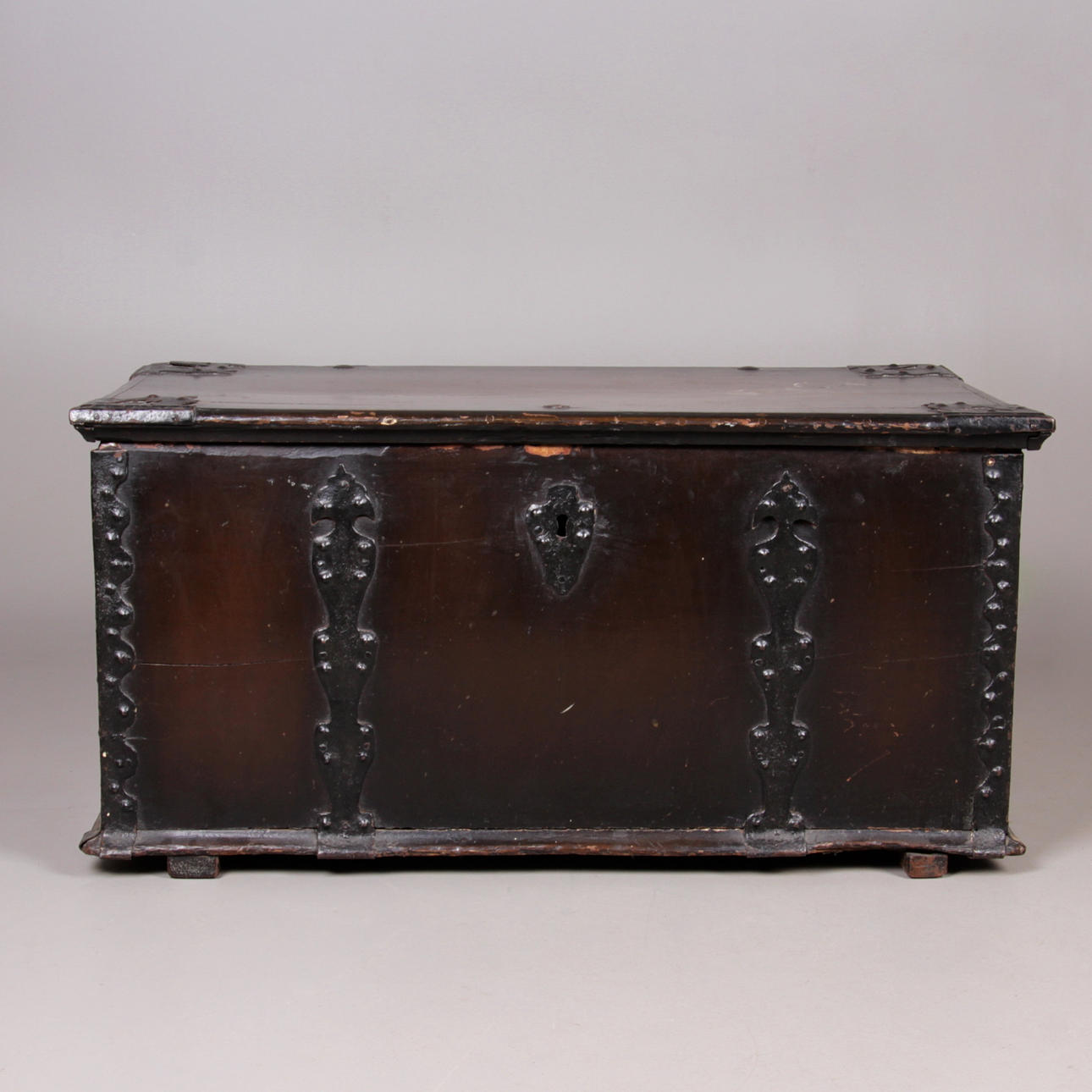 KISTA, trä med järnbeslag, allmoge, 17/1800-tal.