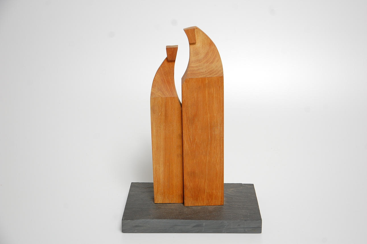 SKULPTUR, trä, på stensockel, signerad LT AL -90.