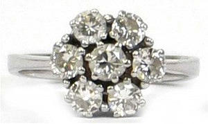 RING, vitt guld.