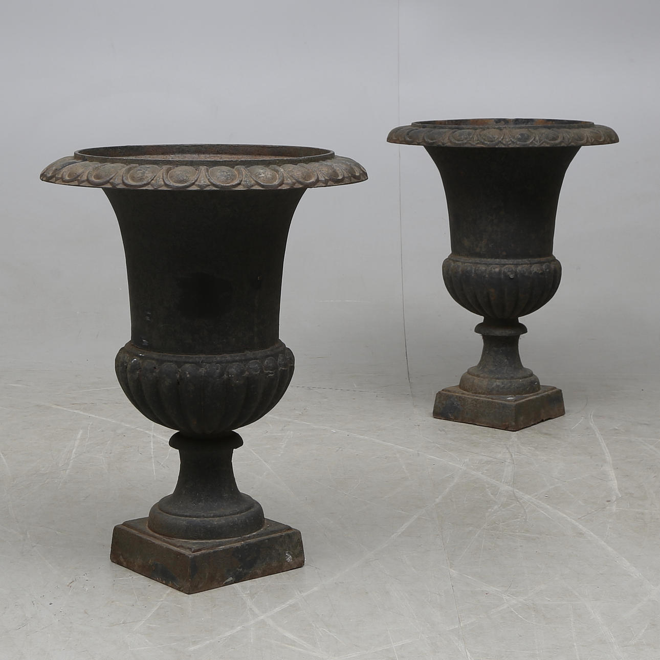 TRÄDGÅRDSURNOR, ett par, metall, 1900-tal.