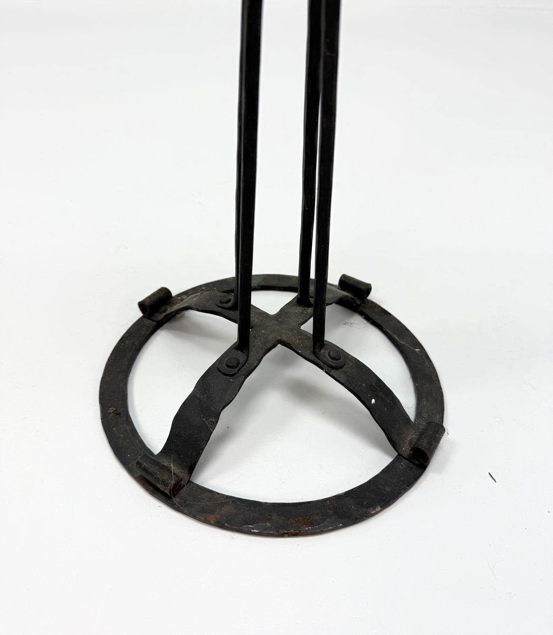 Lattiavalaisinpidike, takorauta 1900-luku.