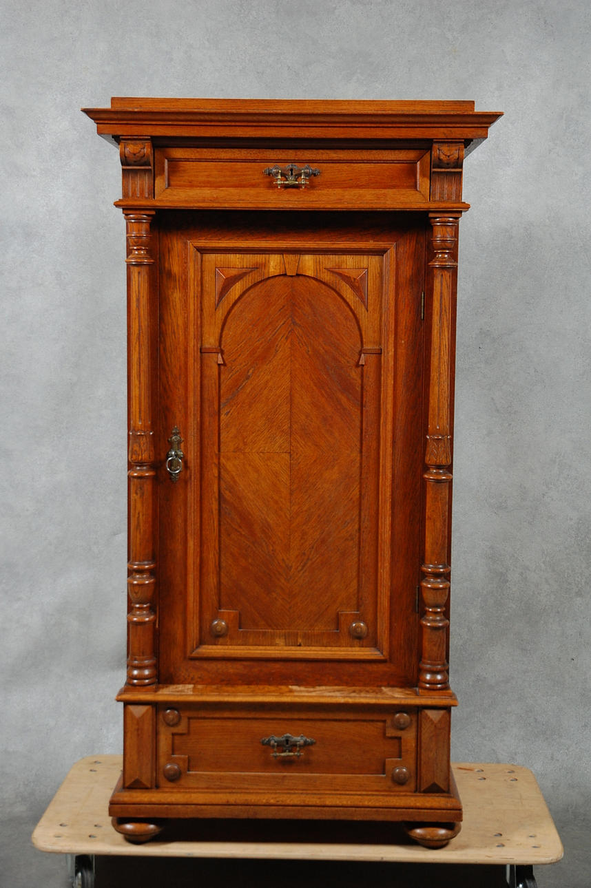 LINNESKÅP, nyrenässans 1800-talets senare del.