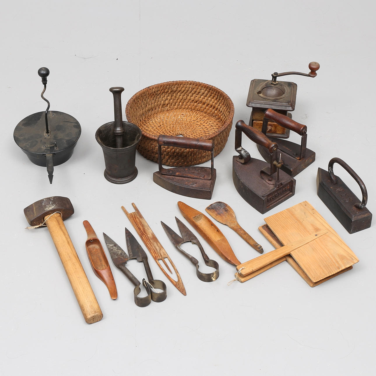 ALLMOGEFÖREMÅL, mortel, strykjärn, ullsaxar m.m, 1800-tal.