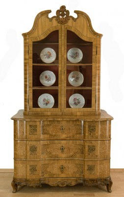 BAROCK TOP BYRÅ, omkring 1750.