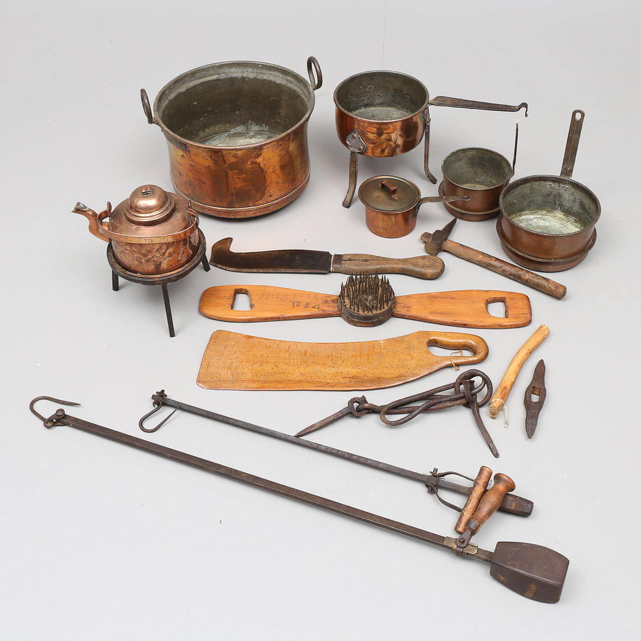 ALLMOGEFÖREMÅL, koppargrytor, besman, skäkteträ m.m, 1800-tal.