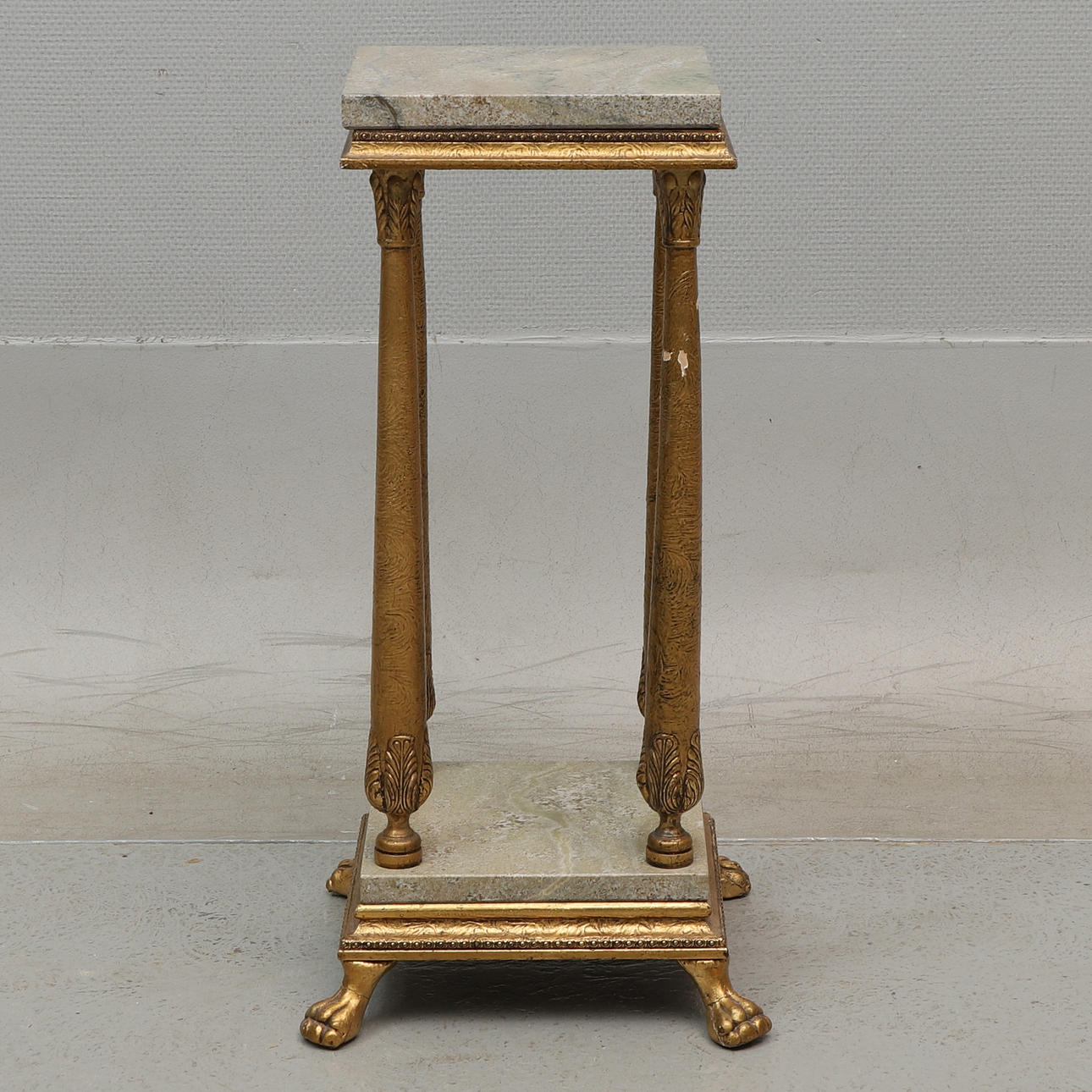 Ein Podest, Marmor und Holz, 20. Jahrhundert.