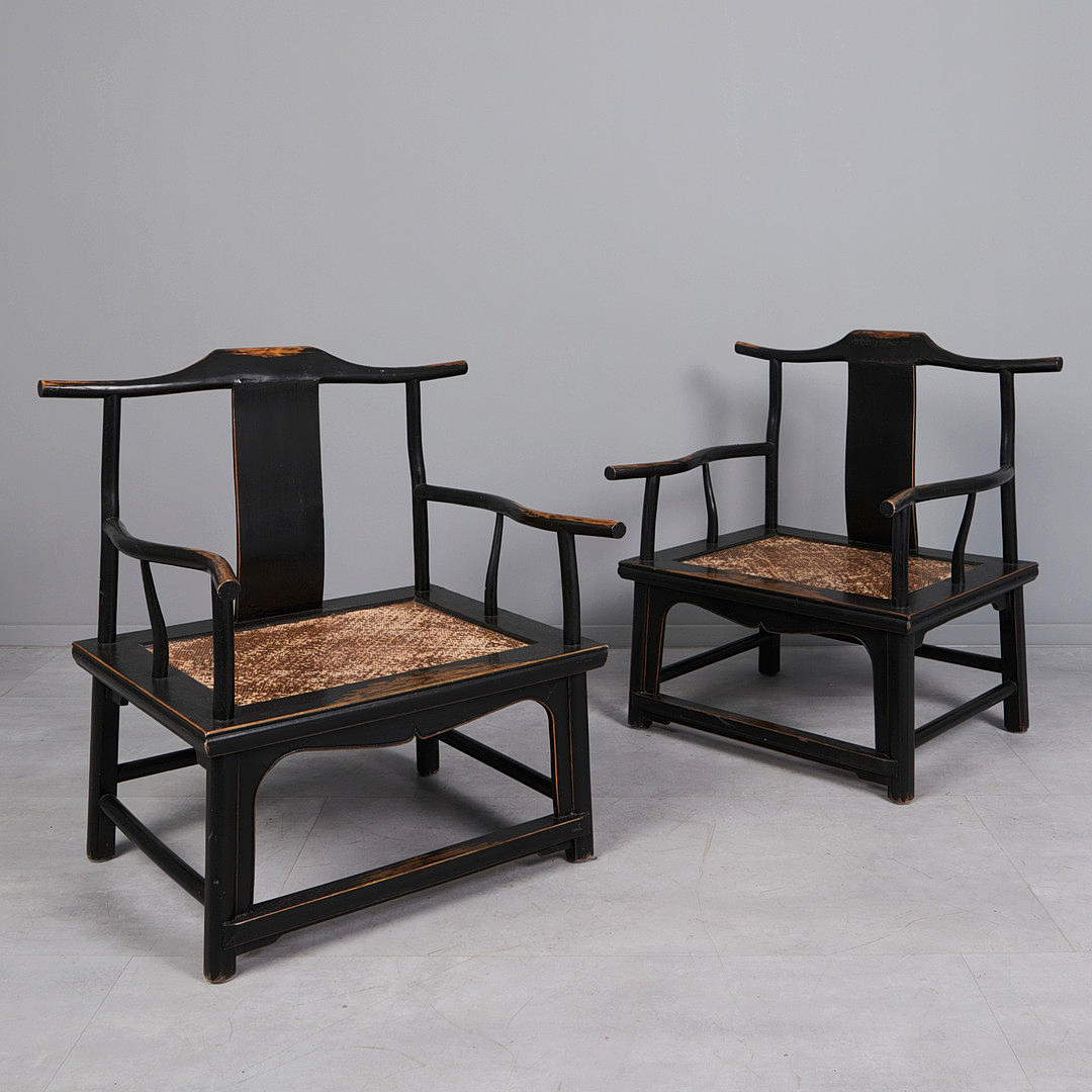 Två fåtöljer/stolar, trä, lackerad, korg, Asien (2).