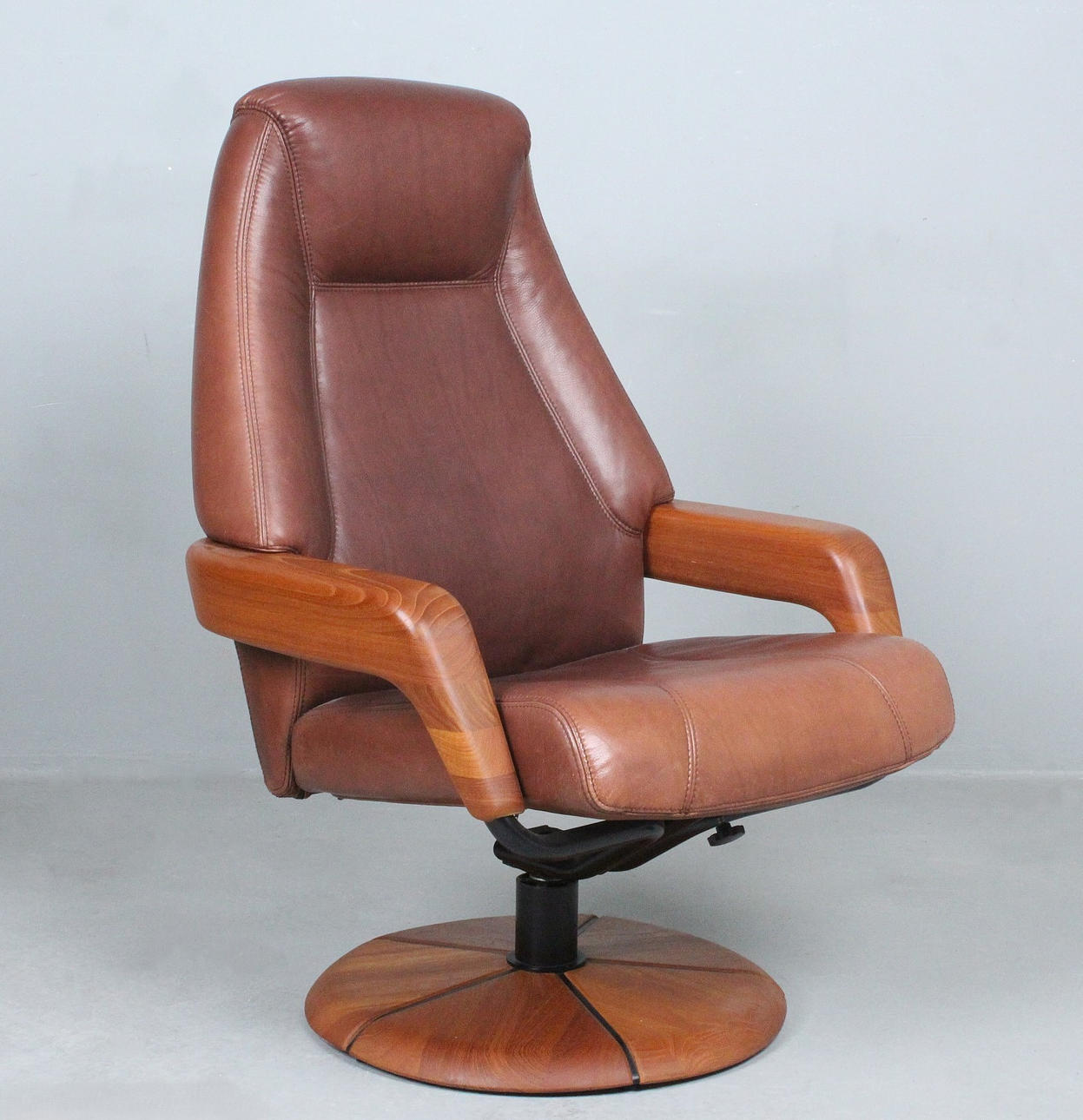 H. design. Fåtölj/vilstol, teak, läder, Danmark.