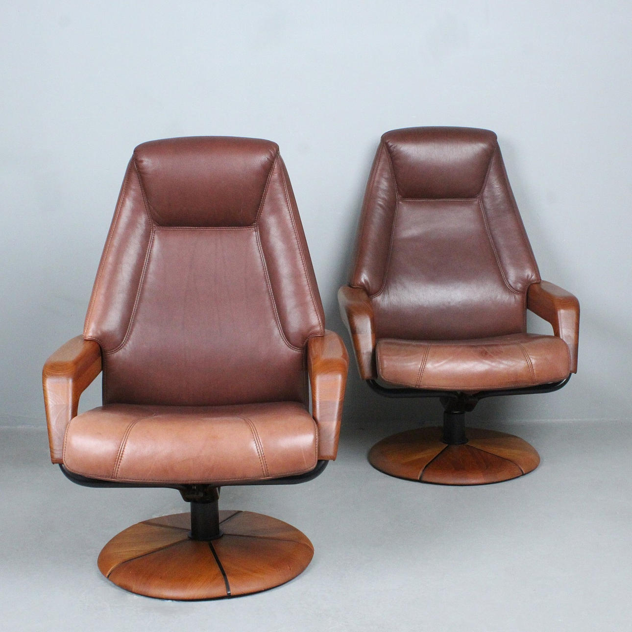 H. design. par fåtöljer/vilstolar, teak, läder, Danmark.