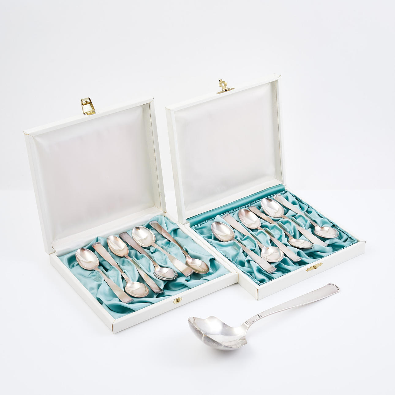 Ein BATI MATSILVER, 13 dlr., davon 12 Kaffeelöffel und 1 Kartoffellöffel/Servierlöffel, Modell „Rosenholm“, GAB, 1960er.