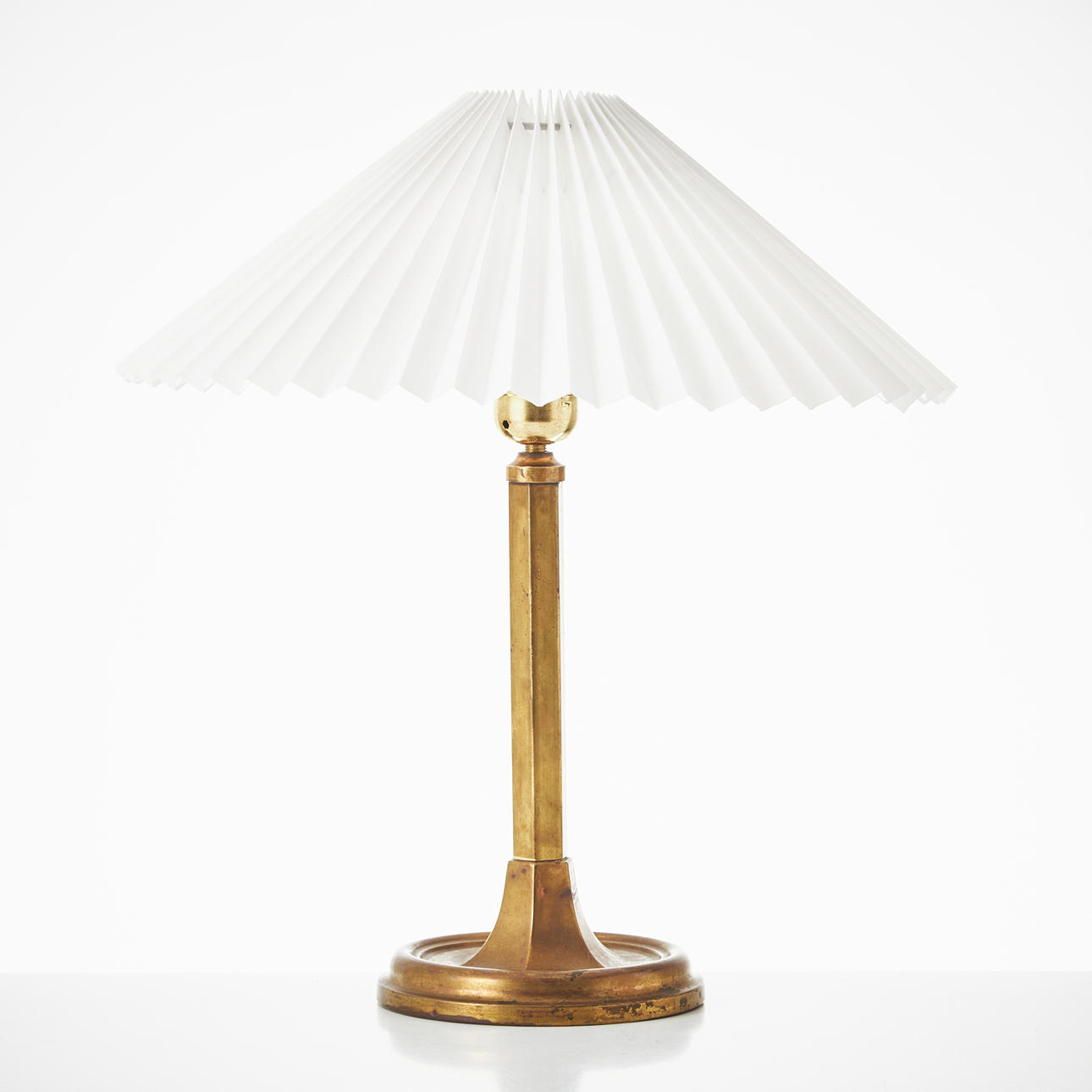 HARALD NOTINI. Table lamp, Arvid Böhlmarks Lampfabrik, model 6766, brass pillar, shade in light pleated fabric.