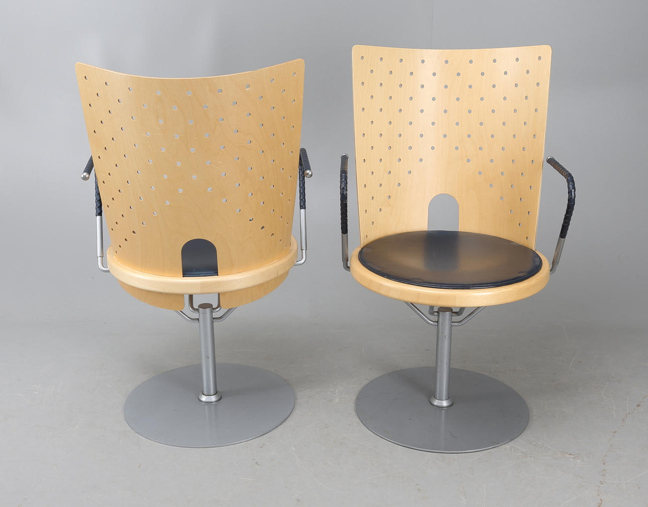 SNURRSTOLAR, ett par, "Hövding" Börge Lindau Blå station, 1900/2000-tal.