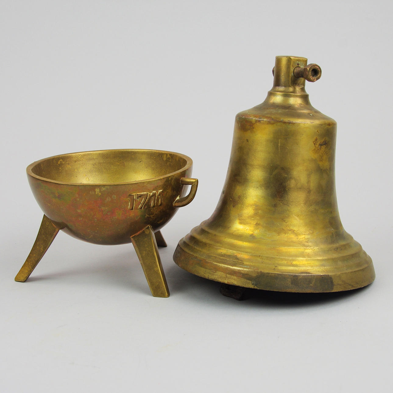 VÄLLINGKLOCKA SAMT SKÅL, mässing.