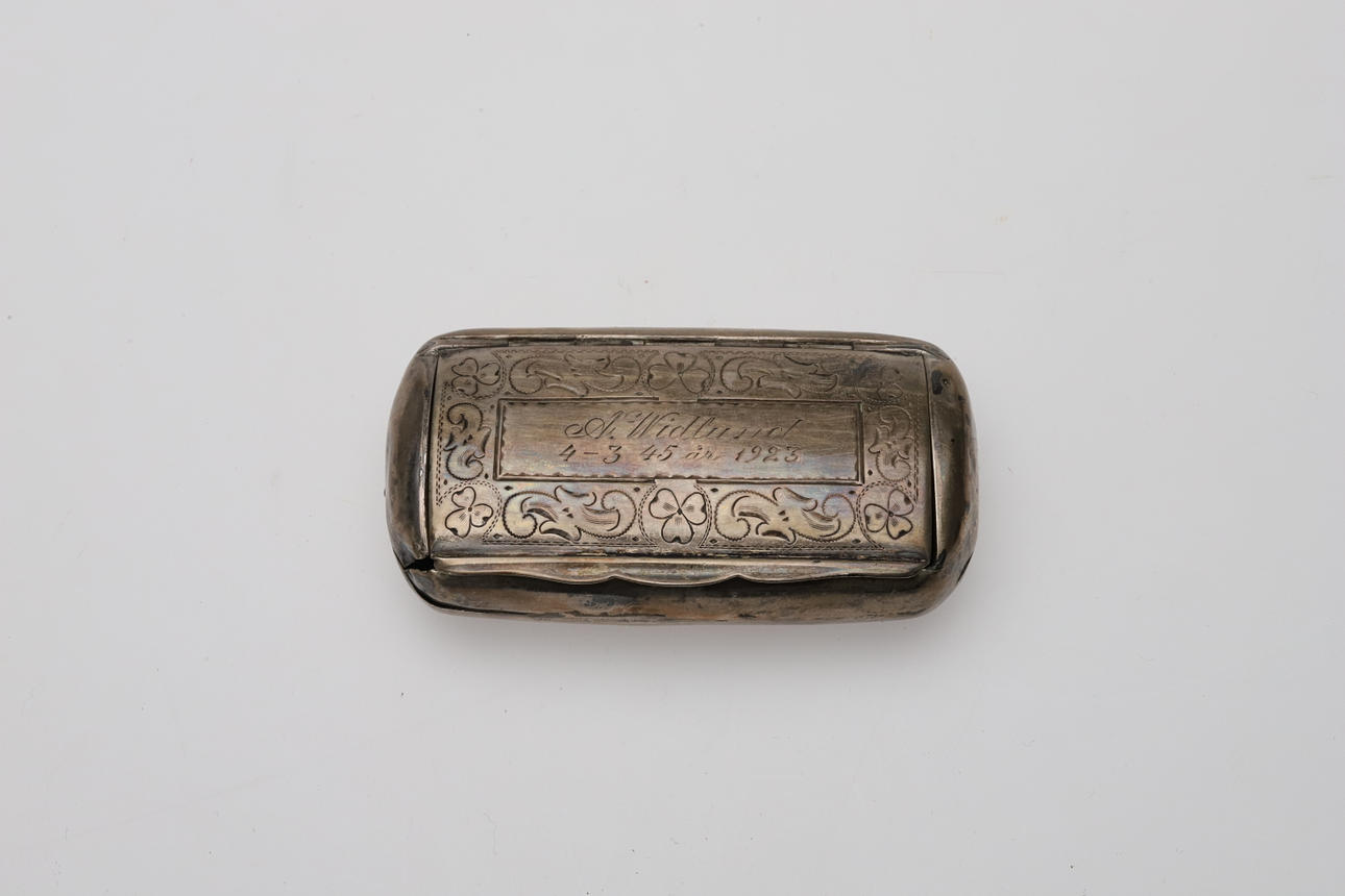 SNUSDOSA, silver, graverad, från 1923.