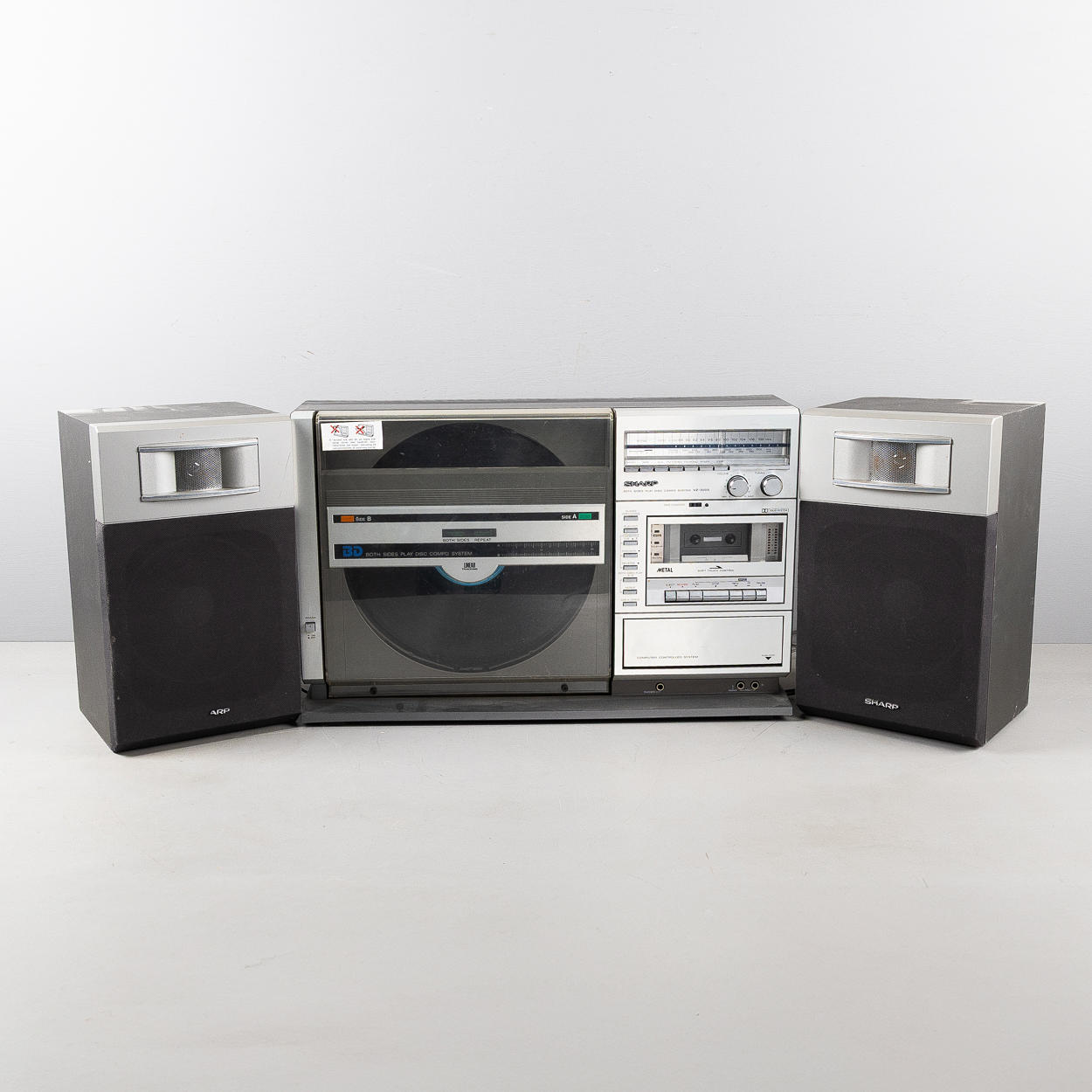 SHARP VZ-3000, con 2 altavoces, sistema estéreo, cassette/vinilo.