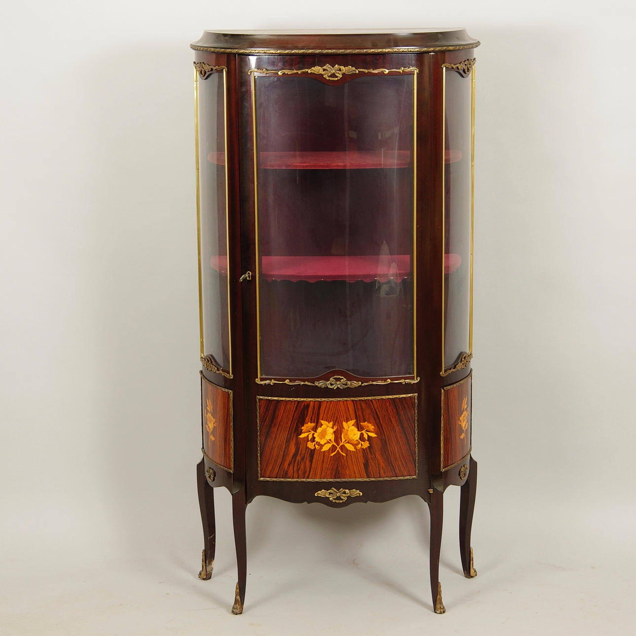 VITRINSKÅP, mahogny, intarsia, bronser, rokokostil, 1900-tal.