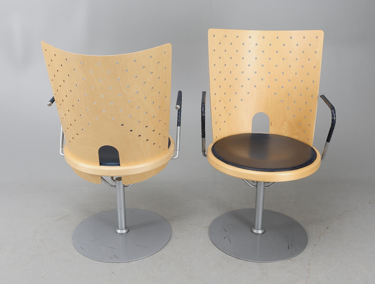 SNURRSTOLAR, ett par, "Hövding" Börge Lindau Blå station, 1900/2000-tal.