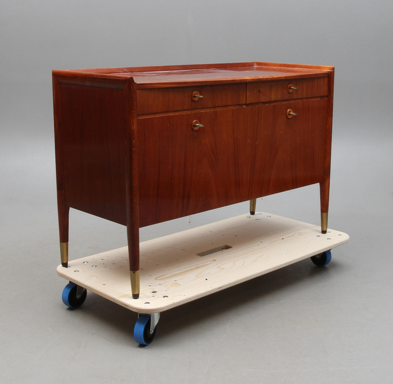 SIDEBOARD, med utdragbar skiva, 1950/60-tal.