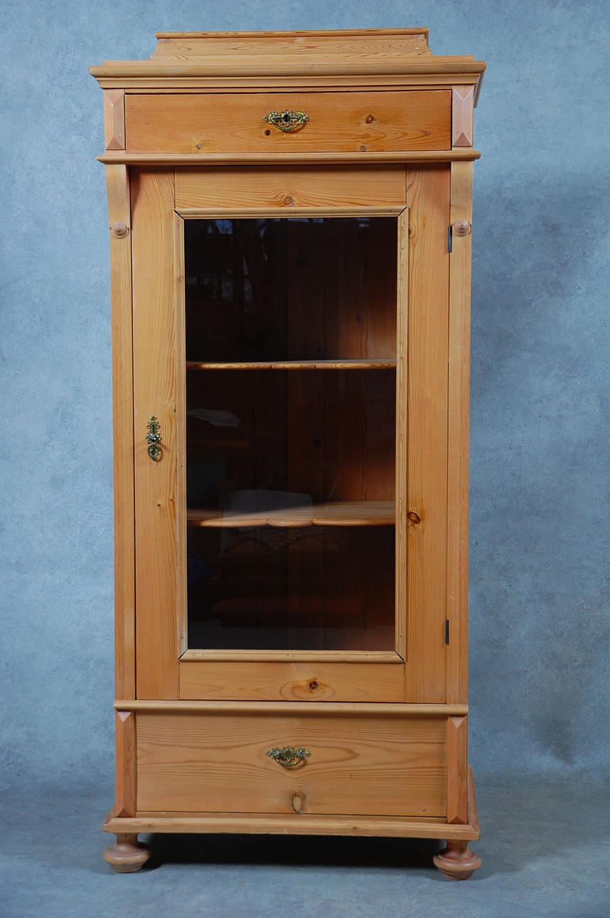 DRÄNGASKÅP, 1800-tal, med glasdörr.