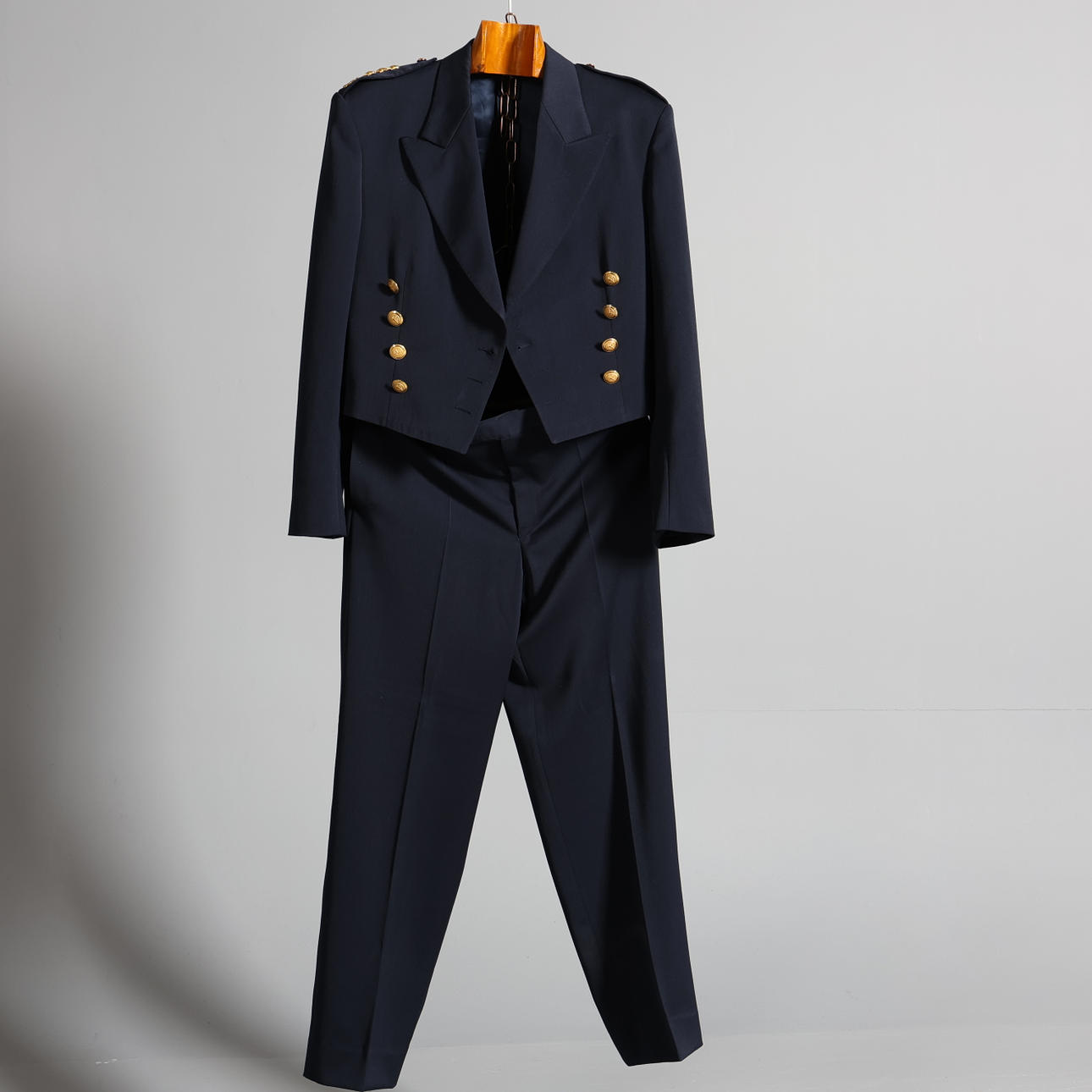 HAUPTMANN IN FEIERLICHER UNIFORM, unbekannte Größe.