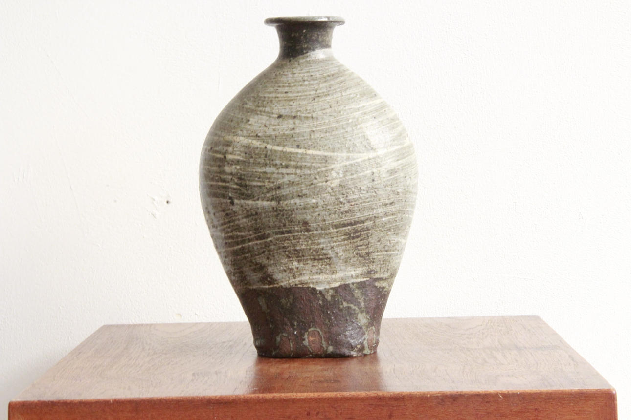 ASO KOJIMA. JAPANSK HANDGJORD KERAMISK VAS.