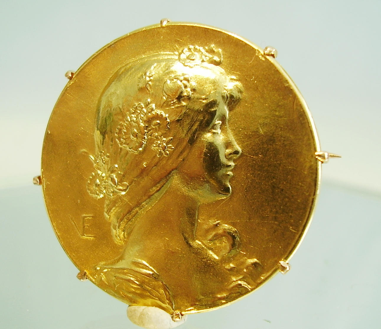 GULD BROSCH 22 KARAT ART NOUVEAU FRANKRIKE.