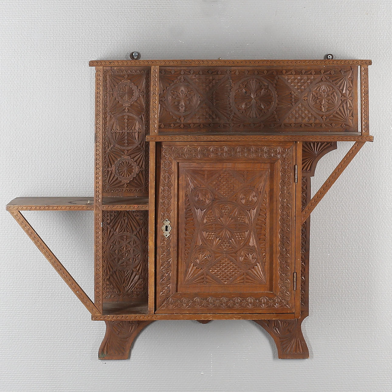 HYLLA med SKÅP, fornnordisk stil, 18/1900-tal.