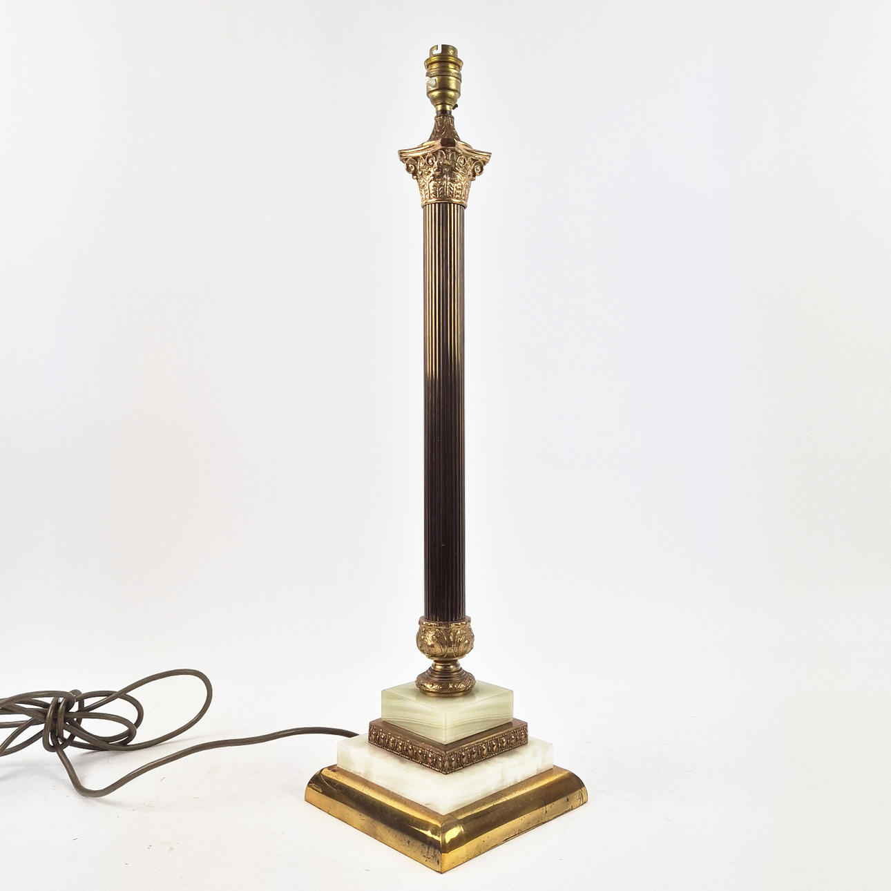 EN BORDLAMPE I MESSING OG ONYX.