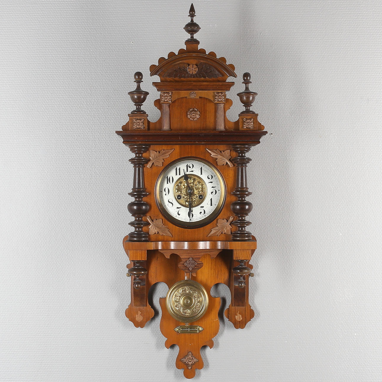 HERRGÅRDSUR, nyrenässans, mahogny och betsat trä, sent 1800-tal.