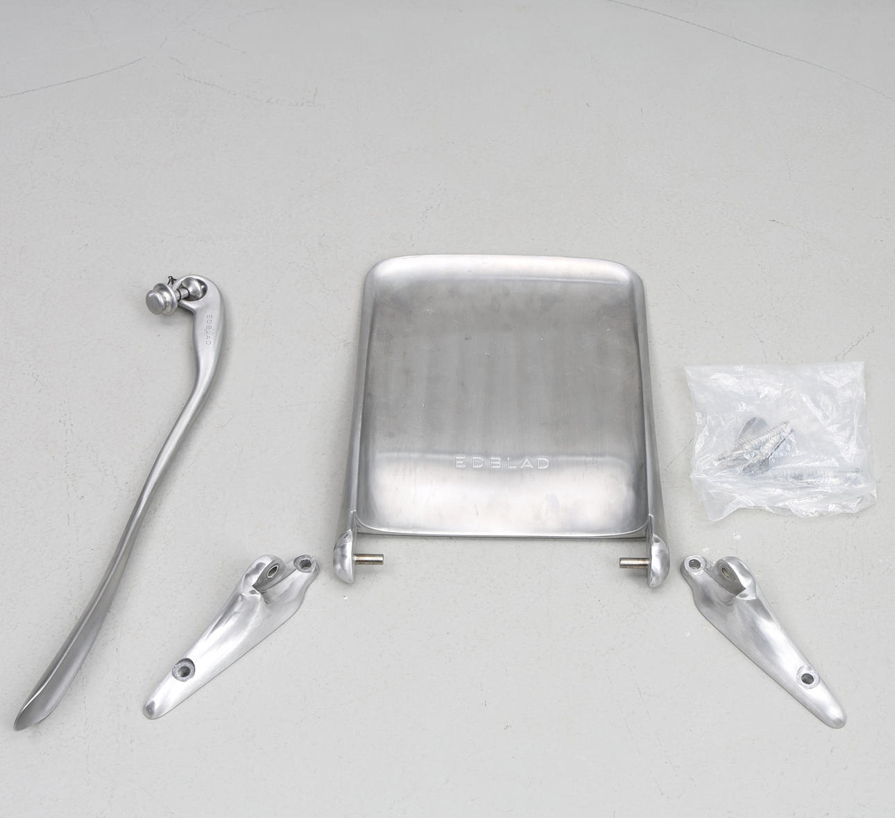 KLAPPSTUHL ZUM AUFHÄNGEN UND SCHUHLÖFFEL EICHENBLATT.