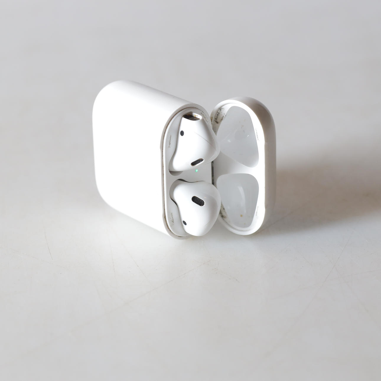 WIRELESS HEADPHONES, Apple AirPods, model EMC 2862.