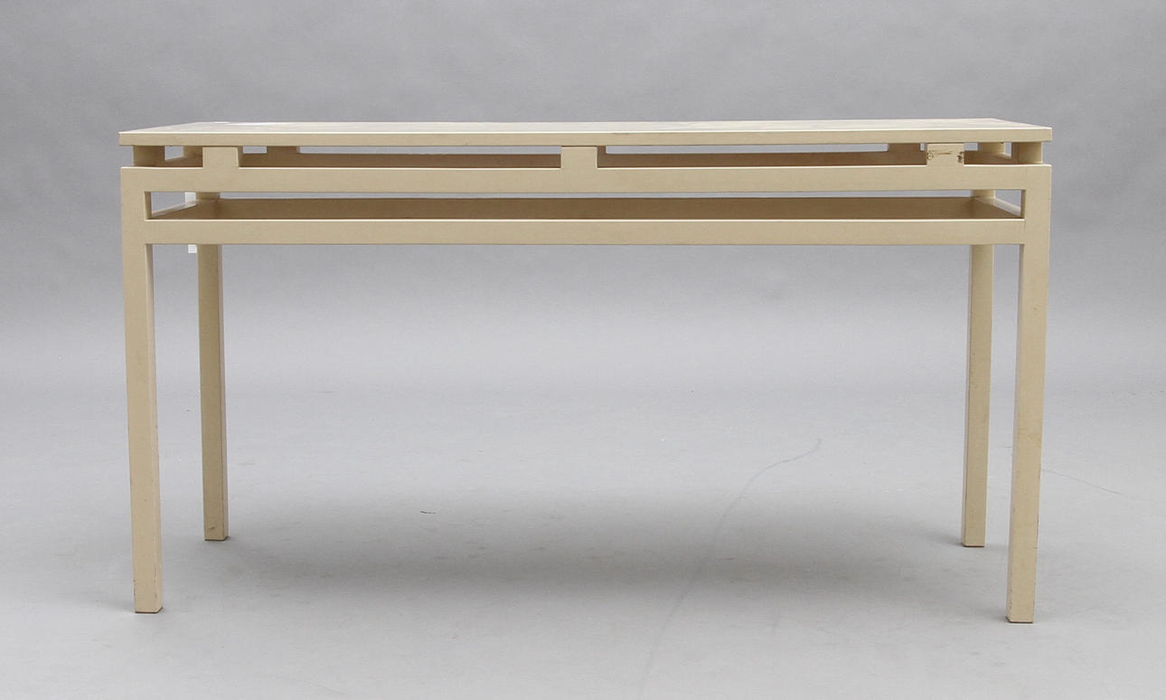 SIDOBORD. Vitmålat, 1900-tal.