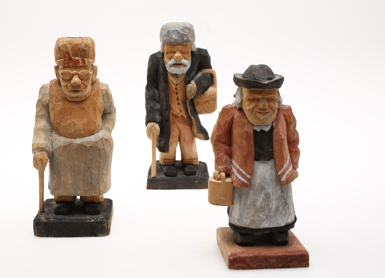 HILMER JOHANSSON. Skulpturer, 3 st, snidat och målat trä, Döderhult, Oskarshamn, signerad och daterad 1947.