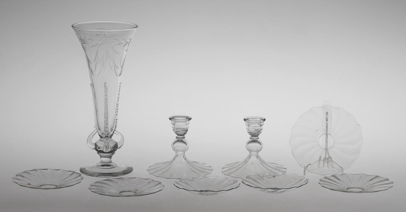 PARTI GLAS, 9 delar, Vas Edvin Ollers, ljusstakar, ljusmanschetter, 1900-tal.