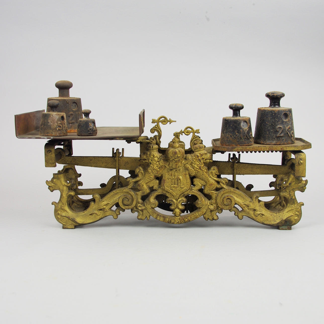 BALANSVÅG MED 5 VIKTER, bronserad metall, sekelskiftet 1800/1900.