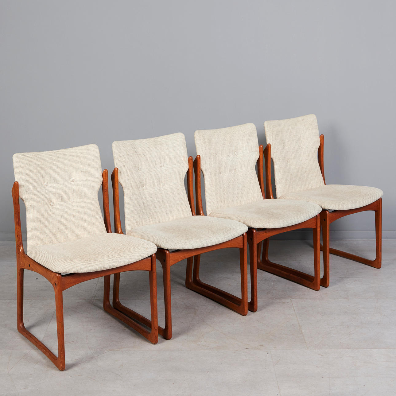 Vamdrup Stolefabrik, fyra stolar/matsalsstolar, teak, tyg, 1960-tal ...
