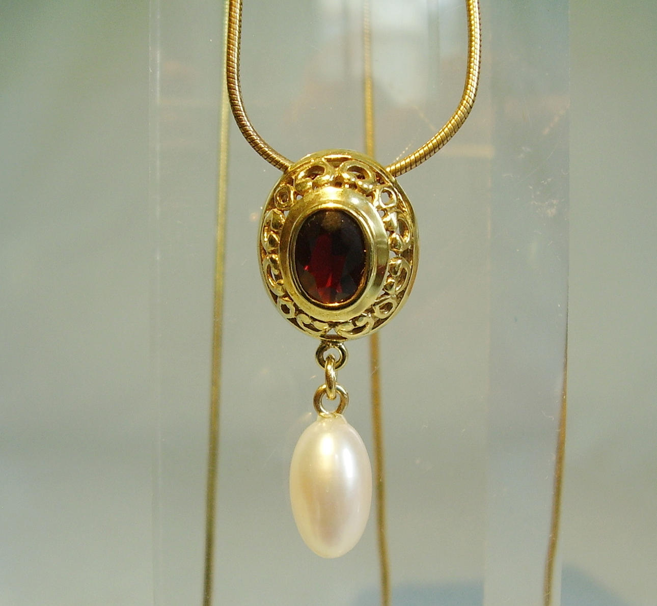 GRANAT HÄNGE med äkta pärla.