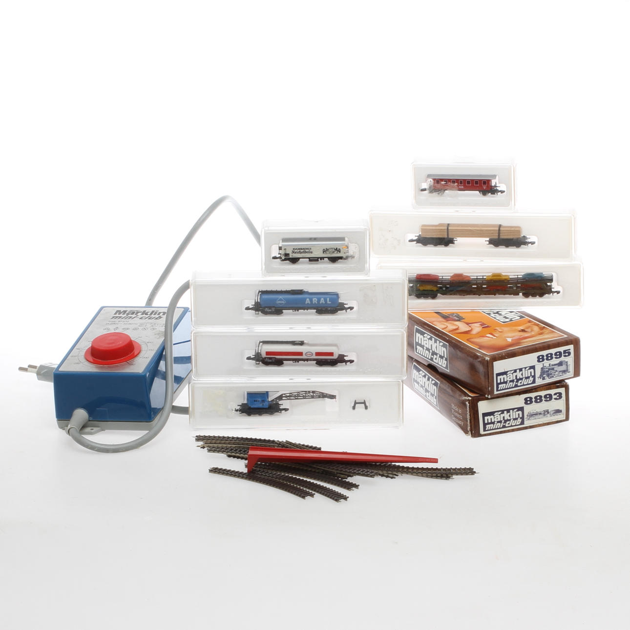 MÄRKLIN Z Mini-Club ånglok 8803, ånglok 8895, ånglok 8893, 7 vagnar i originalkartonger. Räls och trafo.