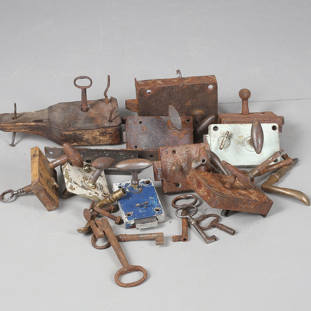 LÅS, ca 10 st, järn, 1800-tal.