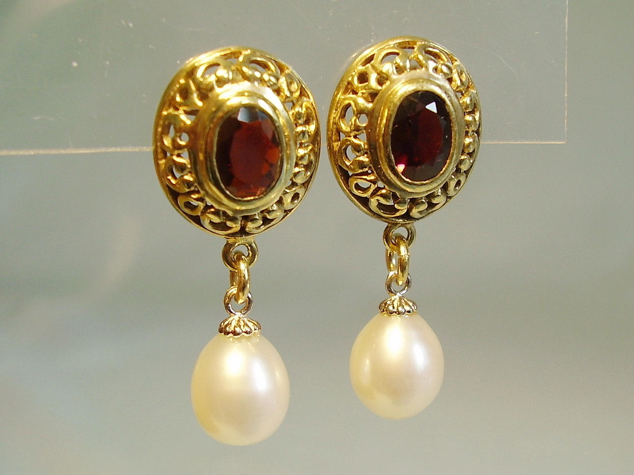 GARNET PEARL STUD EARRINGS.